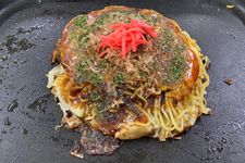 Okonomiyaki, makanan khas Hiroshima, Jepang.