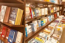 Ilustrasi toko buku di Jepang.