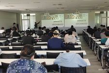 Dase Hanaefi saat memperkenalkan teh putih Indonesia dalam acara pertukaran peneliti di Tokai University, Jepang.