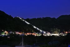 Jembatan Commore di Kota Commore dan Stasiun Shiotsu di Jalur Utama Chūō.