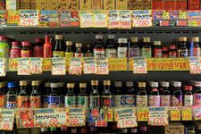 Rak di toko serba ada, Shinjuku, Tokyo.