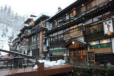 Ryokan Nagasawa Heihachi dan Notoya Ryokan pada Januari 2022.