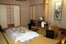Sebuah kamar di ryokan yang dilengkapi dengan futon.