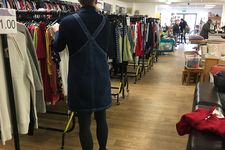 Gaun denim berkerah, sweater bergaris biru navy, kaus kaki tebal abu-abu 100 denier, dan sepatu balet yang dikenakan saat bekerja di toko.
