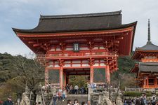 Pemandangan barat Gerbang Nio-mon, Kuil Kiyomizu-dera, Kyoto, Jepang.
