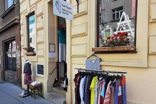 Sebuah toko thrift baju.