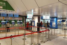 Loket tiket di dalam gerbang tiket Stasiun Tokyo.