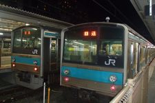 Kereta Listrik JNR 205 yang digunakan pada layanan Jalur Nara di peron 9 dan 10 Stasiun Kyoto.