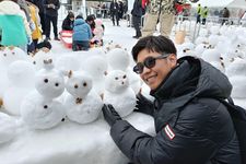 Dedy Ariwansa (31) menikmati suasana Sapporo Snow Festival, salah satu festival musim dingin paling terkenal di dunia yang digelar setiap awal Februari di Hokkaido.