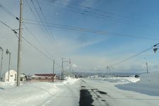 Jalan pedesaan di Hokkaido pada musim dingin yang menampilkan penanda tepi.