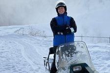 Dedy Ariwansa (31) mengisi waktu libur dengan mencoba mengendarai snowmobile, salah satu aktivitas musim dingin populer di Hokkaido.