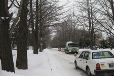 Banyak mobil di Universitas Hokkaido pada musim dingin.