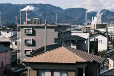 Sebuah bangunan pabrik yang berada di tengah kota.