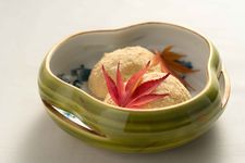 Imo mochi, makanan khas Jepang terbuat dari ubi jalar dan tepung beras ketan.