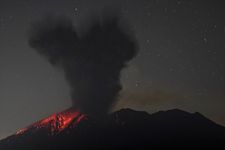 Foto dari kamera titik tetap tak berawak di Tarumizu, Prefektur Kagoshima, menunjukkan gunung berapi Sakurajima sedang meletus. (16/11/2025)