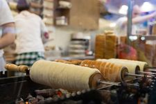 Baumkuchen yang sedang dibakar.
