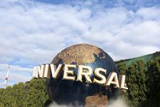 Ini adalah bangunan ikonik Universal Studios.
