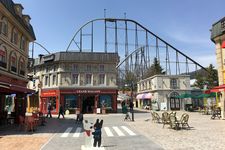 Fuji-Q Highland berada di Shinnishihara, Fujiyoshida, Yamanashi, tepat di kaki Gunung Fuji dan dikelilingi pemandangan alam yang megah. 