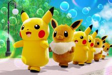 Berinteraksi dengan dunia Pok&eacute;mon melalui parade yang menampilkan Pikachu dan Eevee.