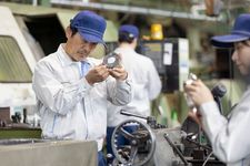 Ilustrasi kerja pabrik atau manufaktur di Jepang.