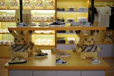 Beberapa merchandise boneka Pikachu batik di Pokemon PLAY LAB, Bandung.