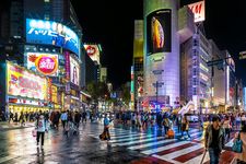 Kerumunan di persimpangan Shibuya Scramble di Tokyo, Jepang.