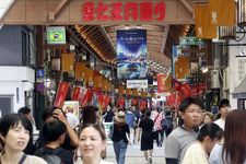 Orang-orang berjalan di kawasan perbelanjaan Osu di Nagoya pada 30 Juli 2026.