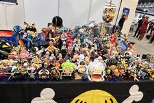 Berbagai koleksi figur One Piece dipamerkan di booth Komunitas One Piece dalam Indonesia Comic Con (ICC) 2026 di Jakarta, Minggu (4/10/2026).