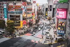 Ilustrasi keramaian pejalan kaki di Shibuya Crossing, Tokyo, Jepang. Jumlah warga asing yang tinggal di Jepang mencapai rekor 4,28 juta orang pada akhir Juni 2026, setara dengan 3,4 persen dari total populasi negara tersebut.