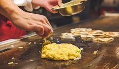 Kelezatan Okonomiyaki Khas Jepang yang Sudah Mendunia