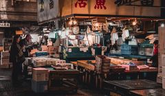 Berkunjung dan Melihat Atraksi Potong Tuna di Tsukiji Fish Market Tokyo