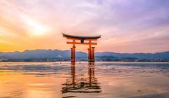 Megahnya Torii di Tengah Laut di Hiroshima Jepang