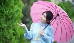 Budaya Orang Jepang Miringkan Payung Saat Papasan dengan Orang Lain, Kenapa Begitu?
