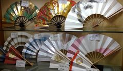Rekomendasi 3 Tempat Oleh-oleh Jepang di Asakusa, Kipas Lipat sampai Jajan Tradisional