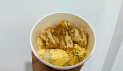 Menyantap Rice Bowl Nasi Ayam Garlic Mayo, Cocok untuk Acara Kantor