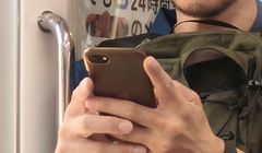 Temuan Unik di Tokyo: Banyak Warga Masih Pakai iPhone Lawas