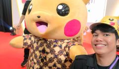 Di Tengah Game Online, Anak Muda Ini Pilih Koleksi dan Main Kartu Pokemon