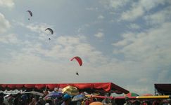 Menjajal Paramotor, Apa Bedanya dengan Paralayang?