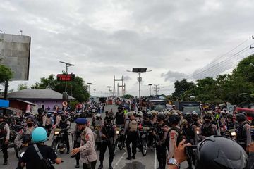 Ricuh Demo Tolak Omnibus Law Di Ambon, Mahasiswa Blokade Jembatan Merah ...