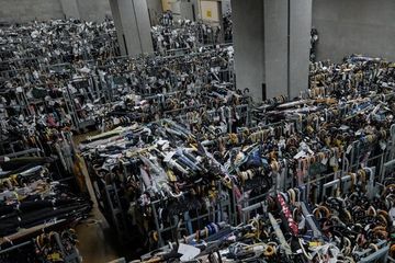 Ribuan payung hilang yang semuanya diberi tanda dan diatur berdasarkan lokasi dan waktu payung itu hilang ditata di dalam kontainer di Pusat Barang Hilang dan Ditemukan Departemen Kepolisian Metropolitan Tokyo di kawasan Iidabashi, pusat kota Tokyo. (2/8/2024)