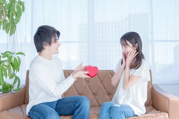 Laki-laki di Jepang memberikan hadiah balasan kepada pasangannya saat White Day.