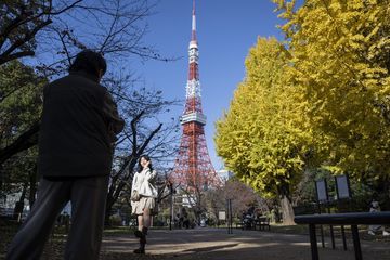 Wisatawan berfoto berlatarkan Tokyo Tower, menara yang punya dek observasi untuk melihat pemandangan Tokyo dari ketinggian, (4/12/2024).