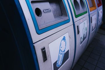 Tempat sampah khusus sampah botol di Jepang.