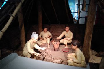 Diorama orang Jomon di Museum Sannai Maruyama, Jepang. Nenek moyang orang Jepang ternyata bukan hanya berasal dari Jomon dan Asia Timur melainkan juga Emishi. (9/10/2016)