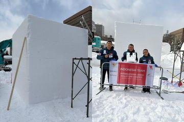 Tim Garuda Sculpture Indonesia di depan balok salju 3 meter kubik sebelum dipahat menjadi patung di Sapporo, Hokkaido, Jepang, (3/2/2026).