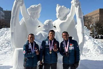 Tim Garuda Sculpture Indonesia terdiri dari Giri Subagio (kiri), Bambang Suryana (tengah), dan Bambang Supriyanto (tengah, kapten tim) dalam ajang International Snow Sculpture Contest 2026 di Sapporo, Hokkaido, Jepang.