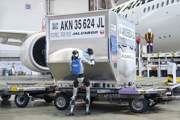 Japan Airlines (JAL) dan GMO Internet Group akan mulai menguji penggunaan robot humanoid untuk membantu operasional darat di Bandara Haneda, Tokyo.
#ohayojepang #bandarahaneda #jepang