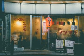 Izakaya di Jepang menghadapi tekanan karena kebangkrutan meningkat, biaya operasional naik, dan budaya minum setelah kerja berubah.
#ohayojepang #izakaya #jepang