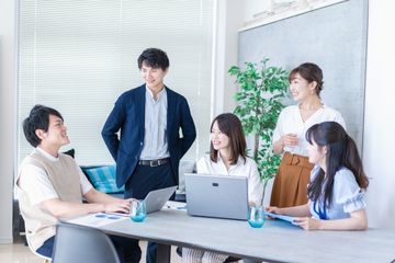 Pemerintah Jepang menyediakan skema izin tinggal Designated Activities (Tokutei Katsudo) yang memungkinkan lulusan asing tetap tinggal di Jepang sambil mempersiapkan pendirian usaha atau startup.
