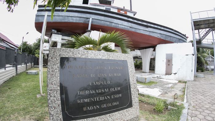 Menengok Sisa-Sisa Tsunami Aceh sambil Jalan-jalan